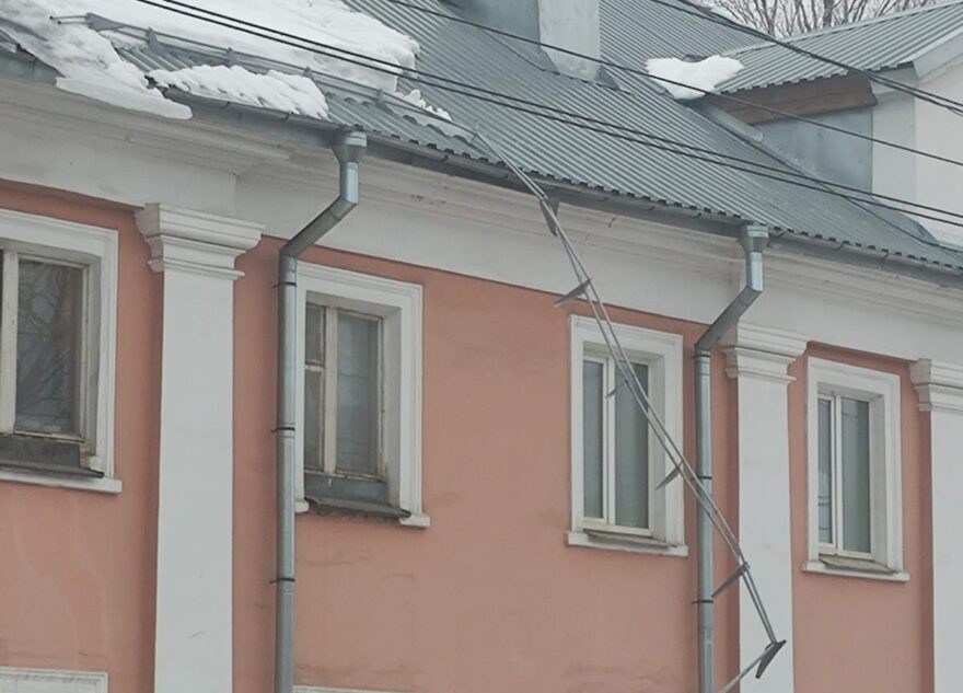 В Твери снегозадержатели на крыше дома не выдержали и сломались