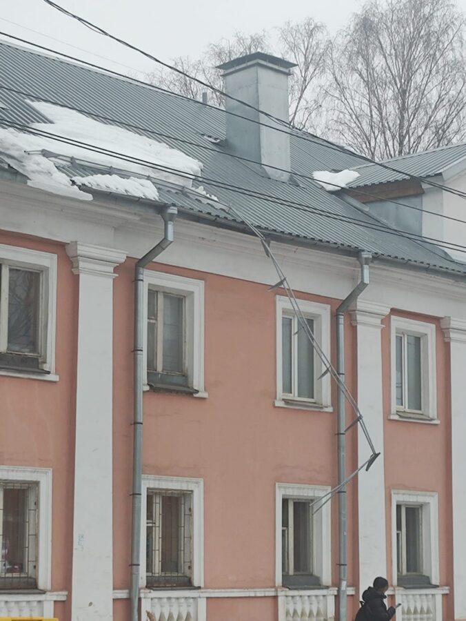 В Твери снегозадержатели на крыше дома не выдержали и сломались