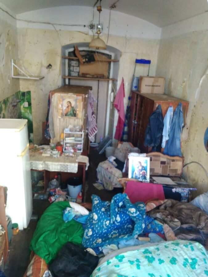 Тверские волонтёры показали комнату, в которой больше недели заперта кошка