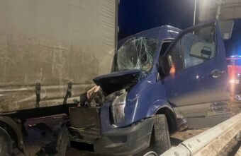 Volkswagen "протаранил" КАМАЗ в Тверской области, есть пострадавший Volkswagen "протаранил" КАМАЗ в Тверской области, есть пострадавший