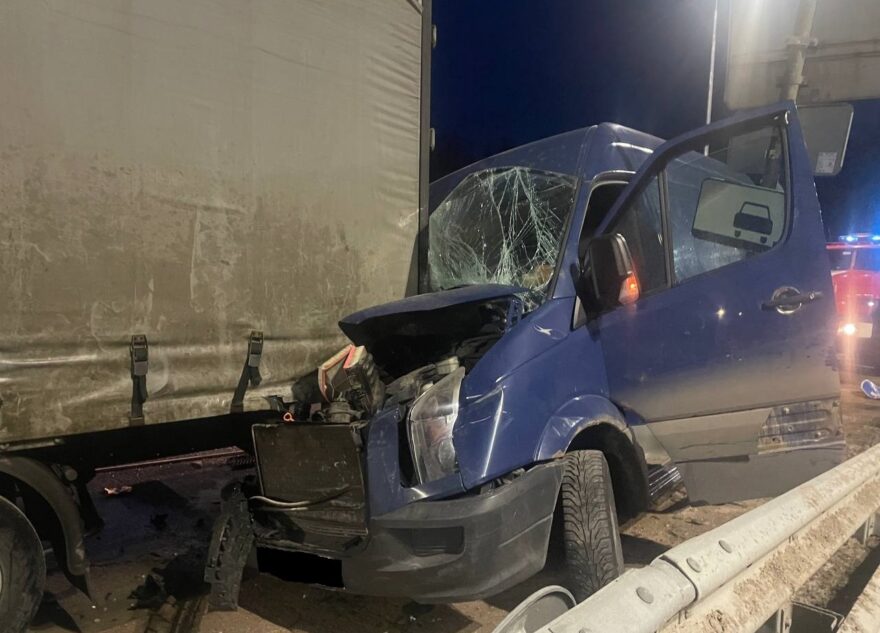 Volkswagen "протаранил" КАМАЗ в Тверской области, есть пострадавший