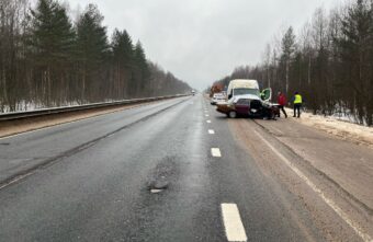 Два человека пострадали в столкновении ВАЗа и "Боксера" в Тверской области