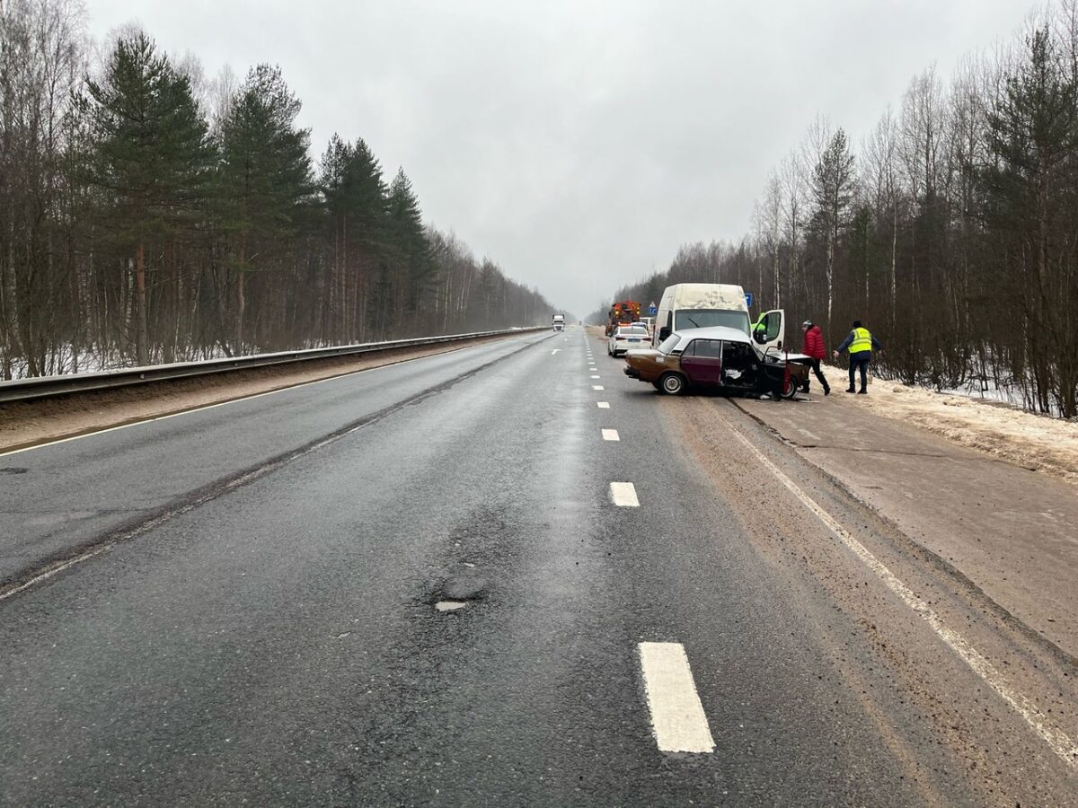 Два человека пострадали в столкновении ВАЗа и "Боксера" в Тверской области