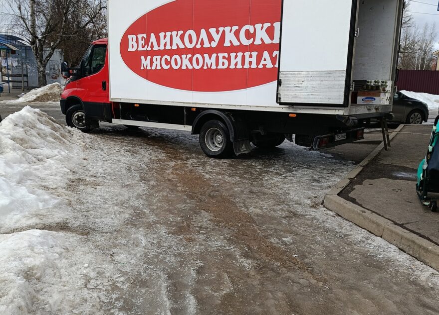 Жители Тверской области пожаловались на грузовик, мешающий пешеходам Жители Тверской области пожаловались на грузовик, мешающий пешеходам