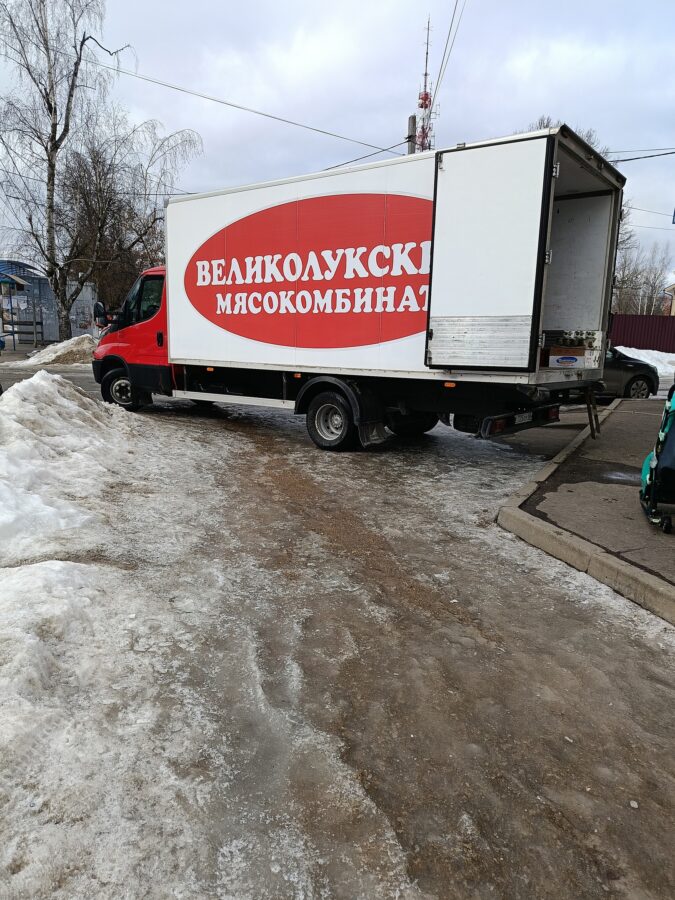 Жители Тверской области пожаловались на грузовик, мешающий пешеходам