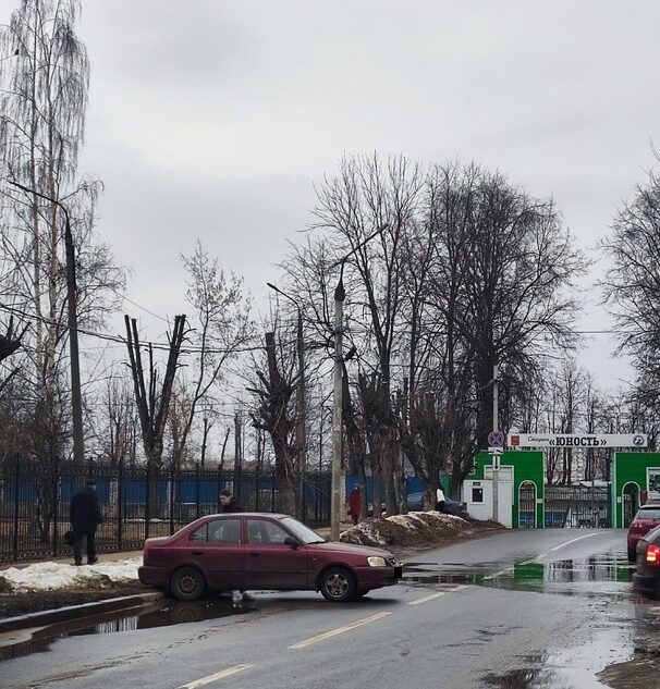 Тверитяне вернули на место съехавший на дорогу автомобиль