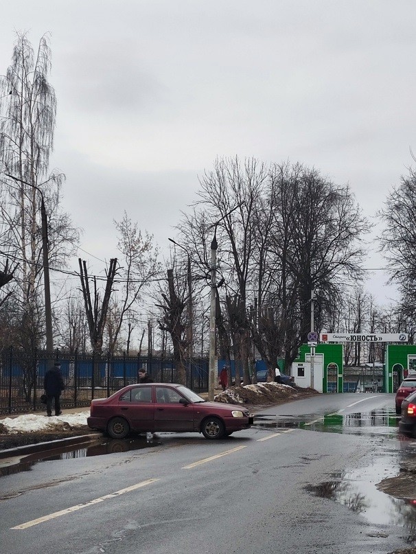 Тверитяне вернули на место съехавший на дорогу автомобиль