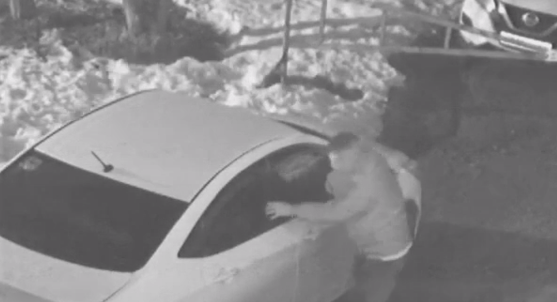 В Тверской области мужчина ногой сломал боковое зеркало чужой машины