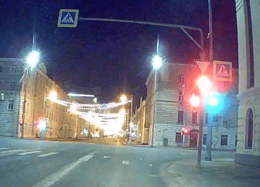 В Твери светофор со стрелкой «обманул» водителя