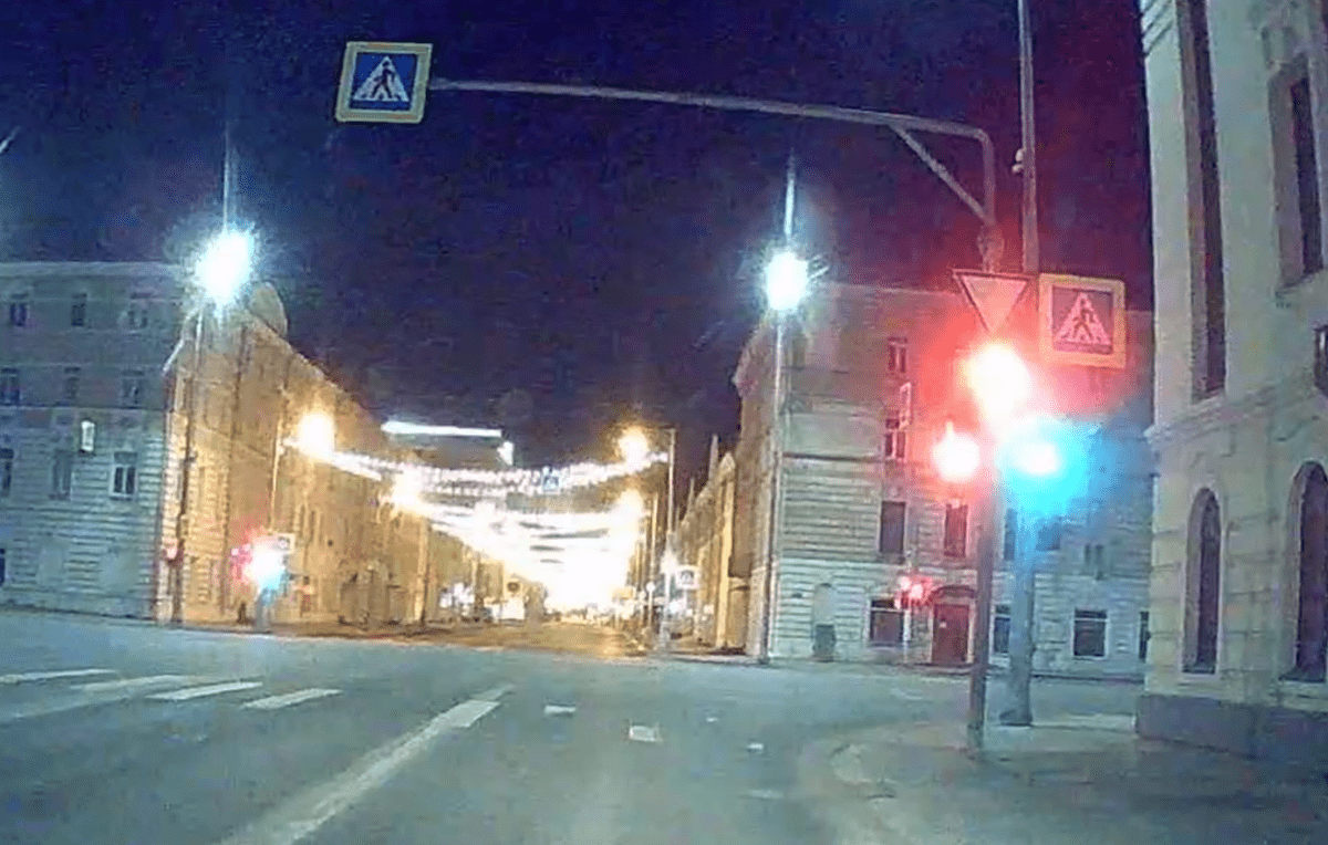 В Твери светофор со стрелкой «обманул» водителя