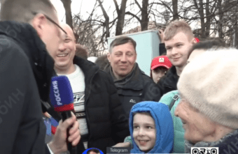 Владимир Путин пожал руку и поцеловал мальчика из Торжка Владимир Путин пожал руку и поцеловал мальчика из Торжка