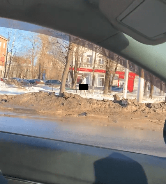 В Твери голый мужчина прошёлся по трамвайным путям