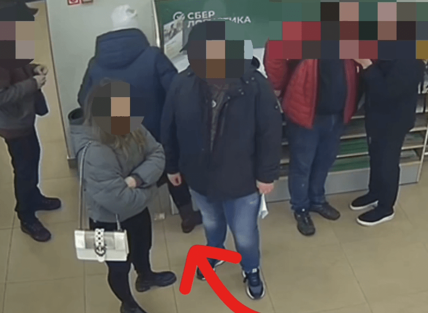 В Твери пенсионерка подняла с пола и украла чужие деньги