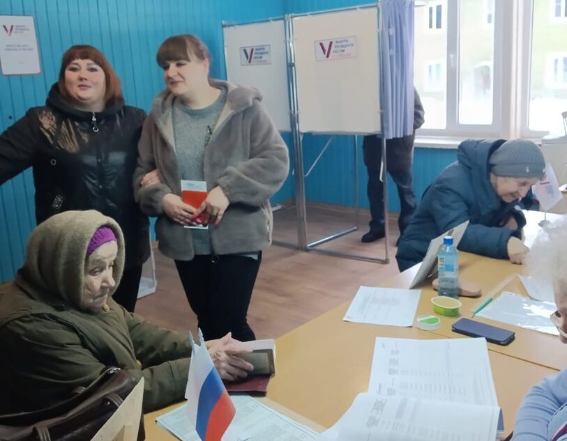 В Тверской области на выборы приходят молодожены, пенсионеры и бойцы