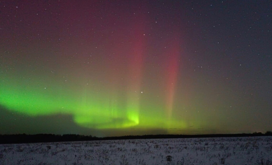 Жители Тверской области делятся яркими фотографиями северного сияния