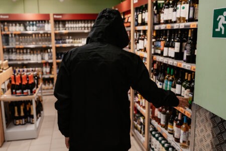 В Твери поймали рецидивиста, похищавшего продукты из магазина В Твери поймали рецидивиста, похищавшего продукты из магазина