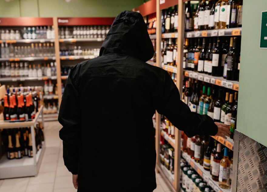 В Твери поймали рецидивиста, похищавшего продукты из магазина