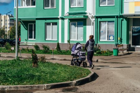 Половина россиян отдают предпочтение платным родам