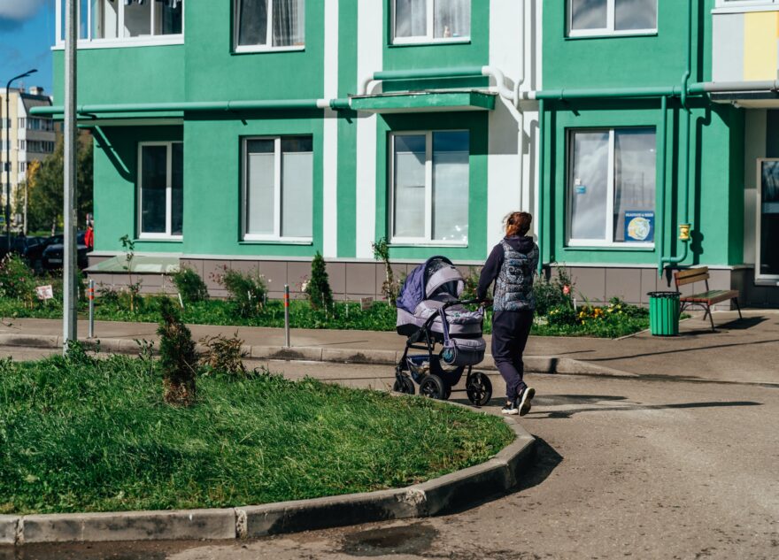 Половина россиян отдают предпочтение платным родам