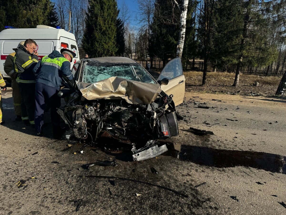 Три человека пострадали в лобовом столкновении двух иномарок в Тверской области