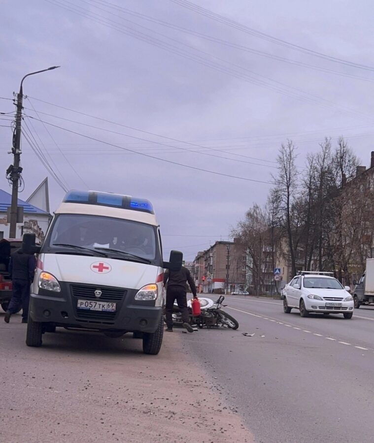 После ДТП в Тверской области мотоциклиста увезли под капельницей