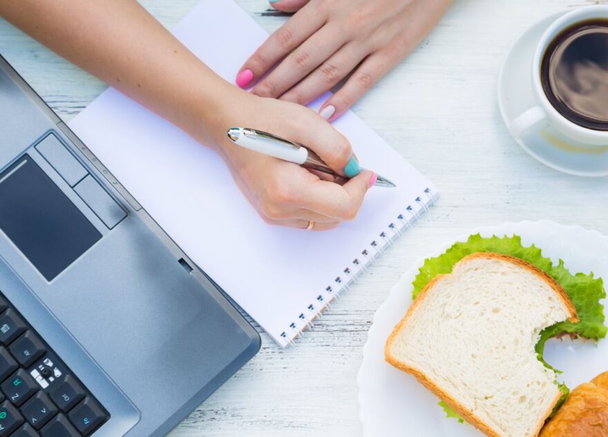 Врач рассказала о риске развития инсульта из-за пропуска завтрака