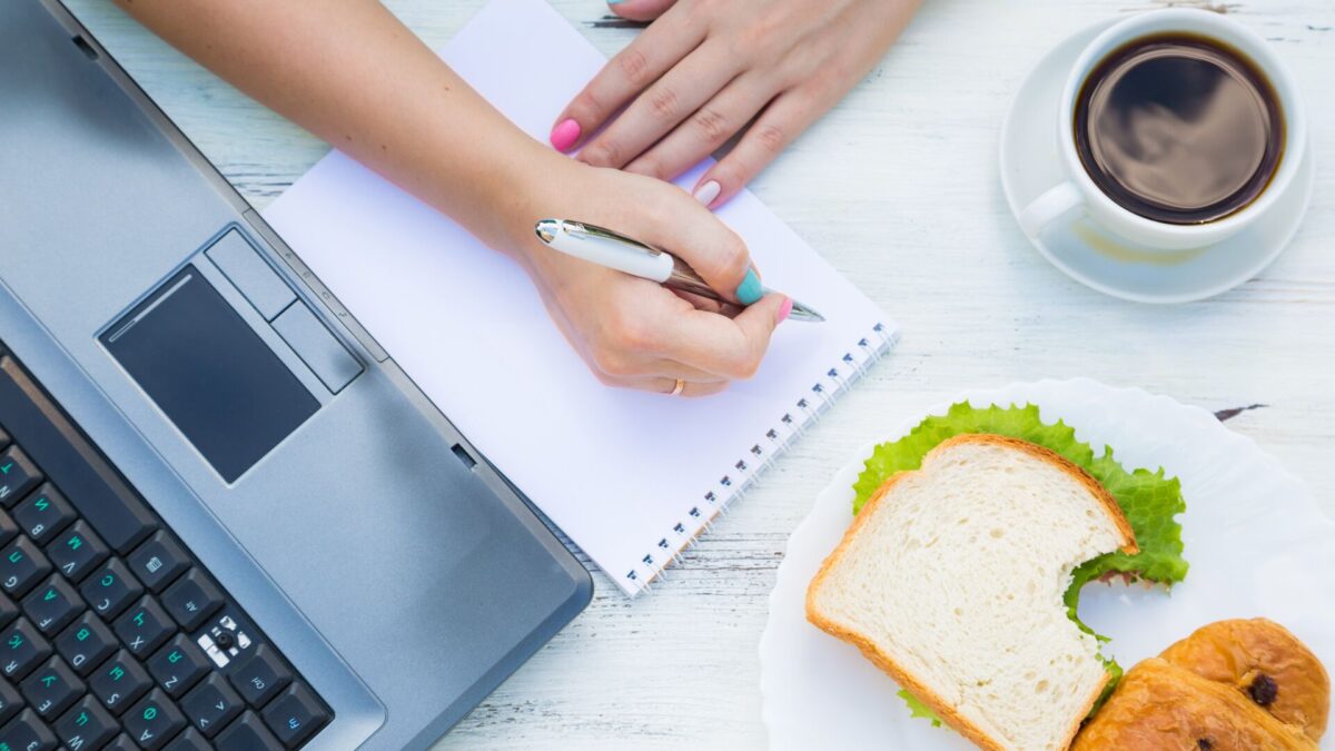 Врач рассказала о риске развития инсульта из-за пропуска завтрака