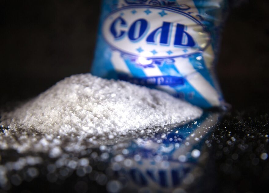 Врач рассказала о вреде полного отказа от соли