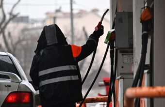 Автоэксперт рассказал об обмане сотрудниками АЗС автовладельцев Автоэксперт рассказал об обмане сотрудниками АЗС автовладельцев