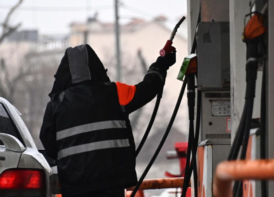 Автоэксперт рассказал об обмане сотрудниками АЗС автовладельцев