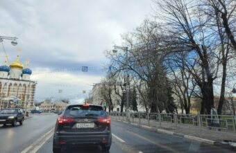 В центре Твери над проводами у дороги нависла сломанная ветка В центре Твери над проводами у дороги нависла сломанная ветка