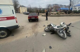 После ДТП в Тверской области мотоциклиста увезли под капельницей