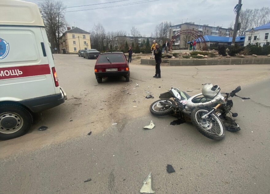 После ДТП в Тверской области мотоциклиста увезли под капельницей После ДТП в Тверской области мотоциклиста увезли под капельницей