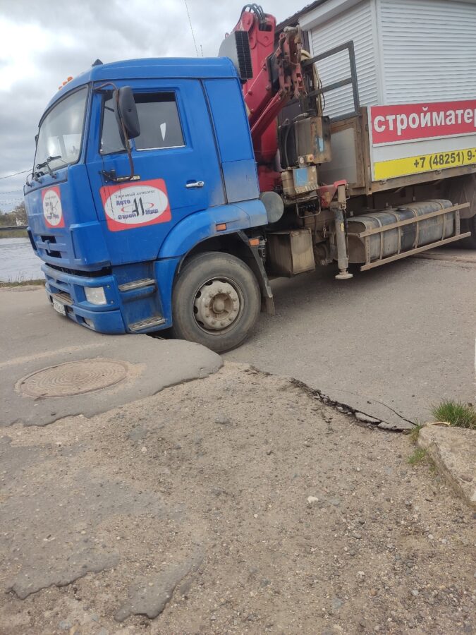 Грузовик с ларьком проломил пешеходный мост в Тверской области