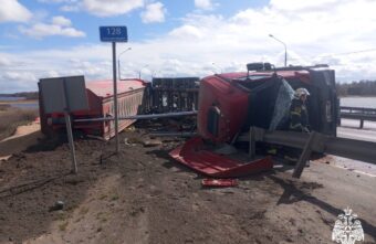 На трассе в Тверской области опрокинулся грузовик На трассе в Тверской области опрокинулся грузовик