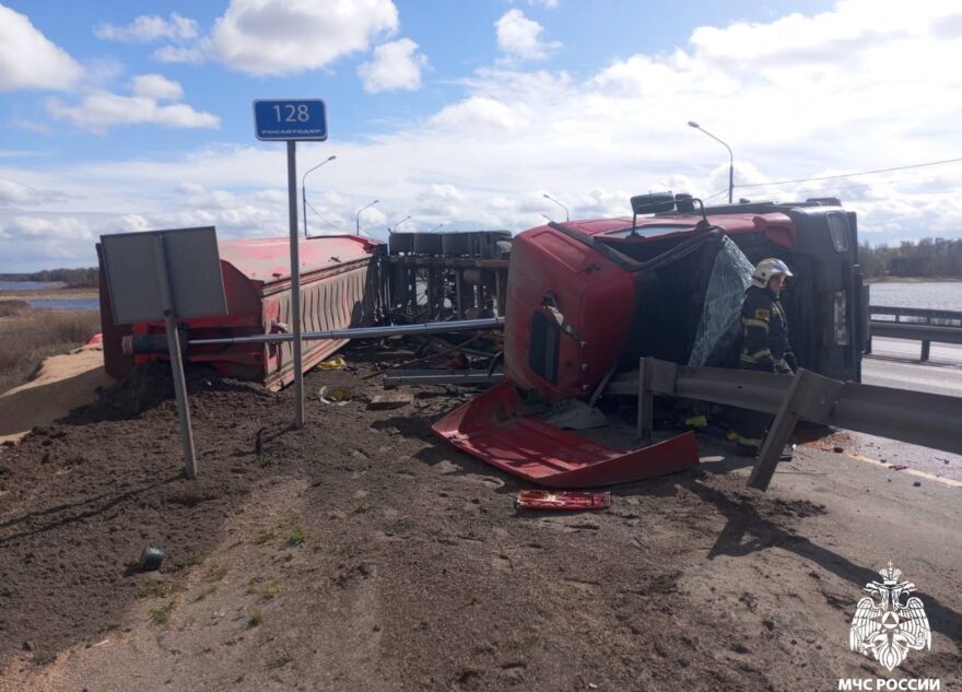 На трассе в Тверской области опрокинулся грузовик