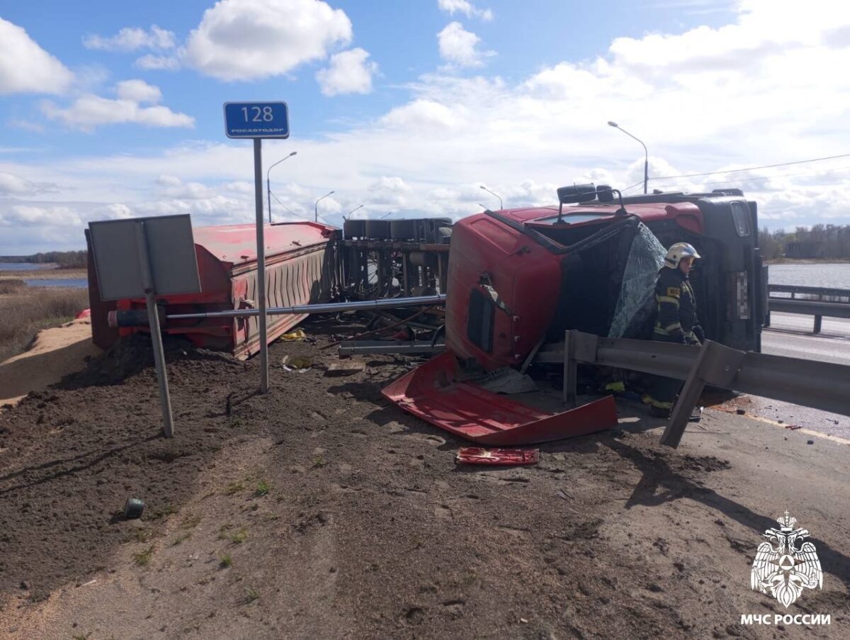 На трассе в Тверской области опрокинулся грузовик