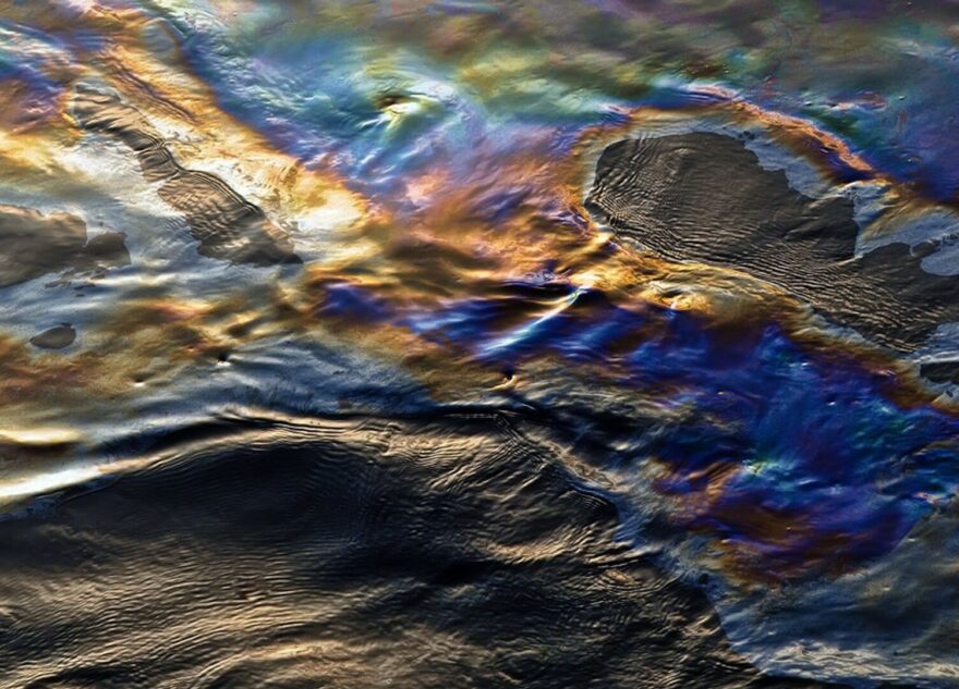 В Твери устраняют маслянистое пятно в Тьмаке