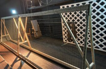 Жители Тверской области установили огромный станок для плетения маскировочных сетей Жители Тверской области установили огромный станок для плетения маскировочных сетей