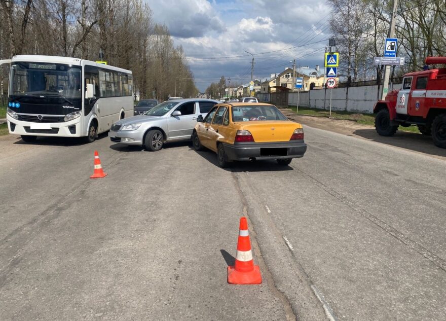 Пассажир "Шкоды" пострадал в столкновении с "Дэу" в Тверской области