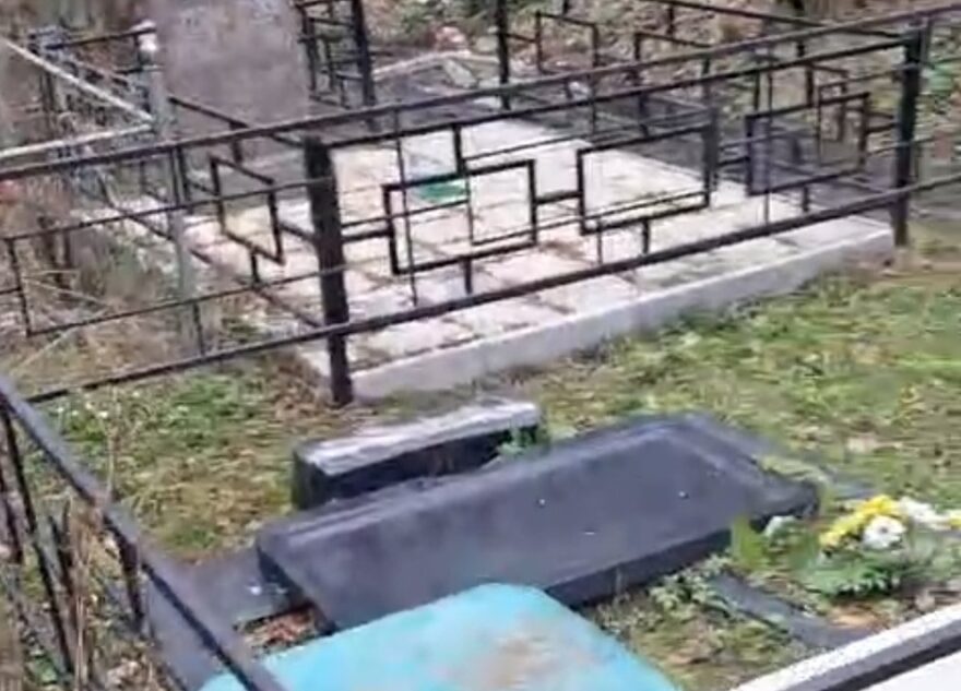 В Тверской области вандалы и ветер разгромили кладбище