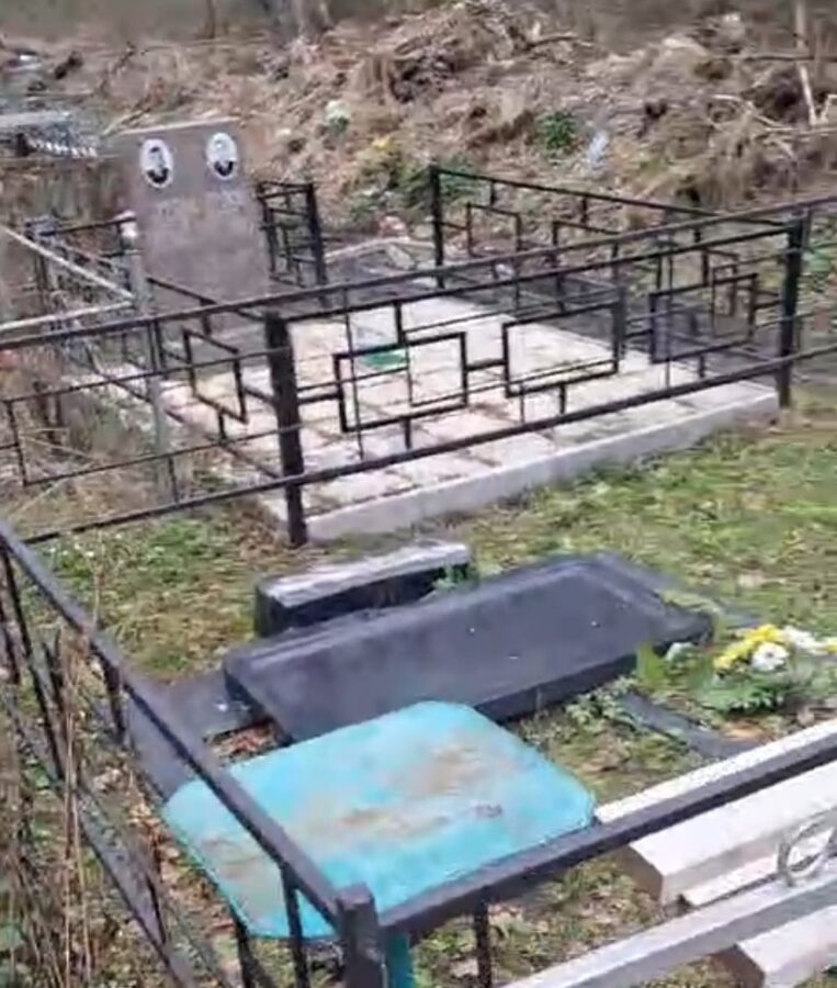 В Тверской области вандалы и ветер разгромили кладбище