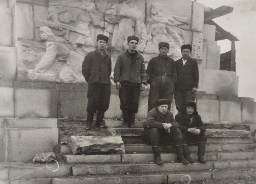 Жителей Тверской области просят узнать родственников в строителях обелиска