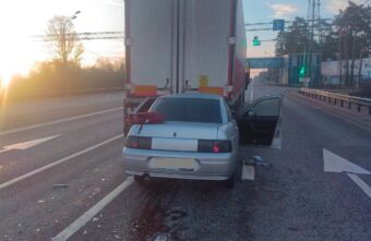 ВАЗ "догнал" Mercedes на трассе в Тверской области, есть пострадавший