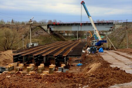 В Ржеве Тверской области начались работы по надвижке пролёта моста через Большую Лочу