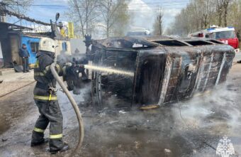 В Твери во время ремонта вспыхнул автомобиль