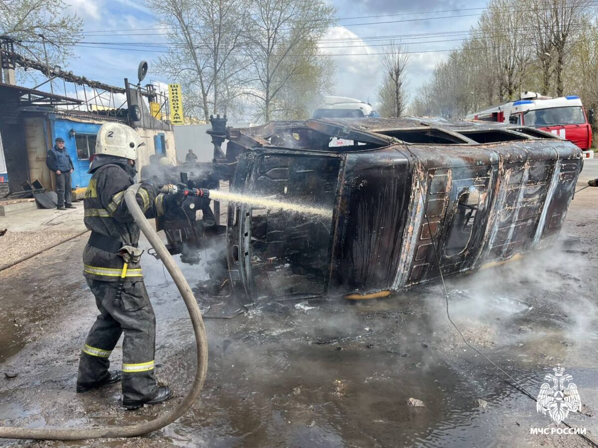 В Твери во время ремонта вспыхнул автомобиль | ТОП Тверь новости