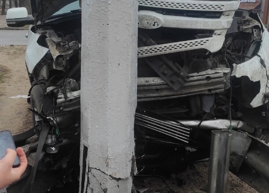 В Твери у детской поликлиники случилась серьезная авария