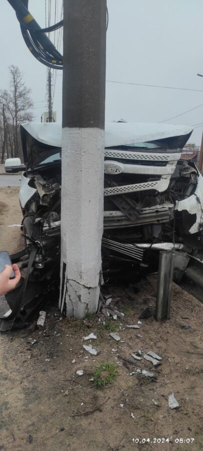 В Твери у детской поликлиники случилась серьезная авария