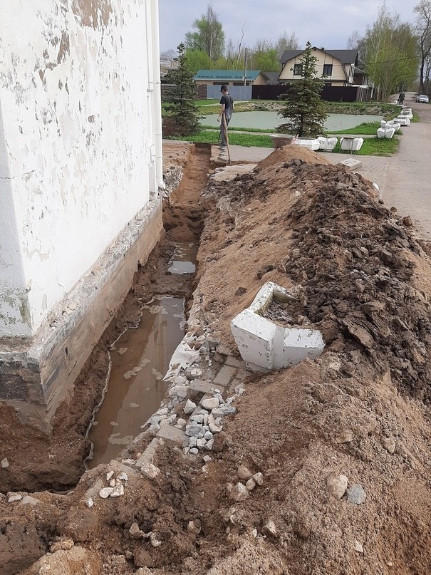 Житель Тверской области переживает, что старинную колокольню могут разрушить строители